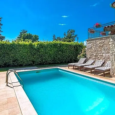 Pinia Comfortable Hotel 2*